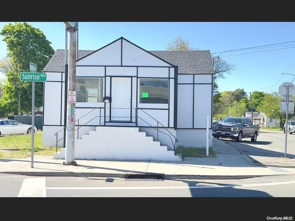 764 Sunrise West Babylon NY 11704