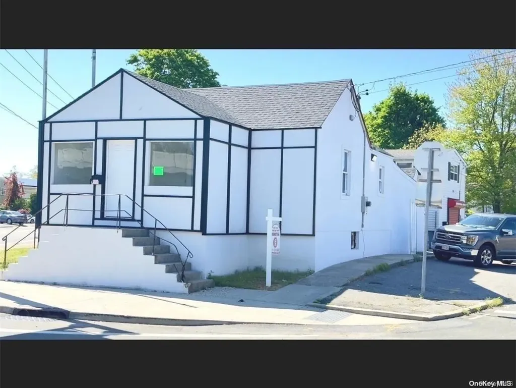 764 Sunrise West Babylon NY 11704