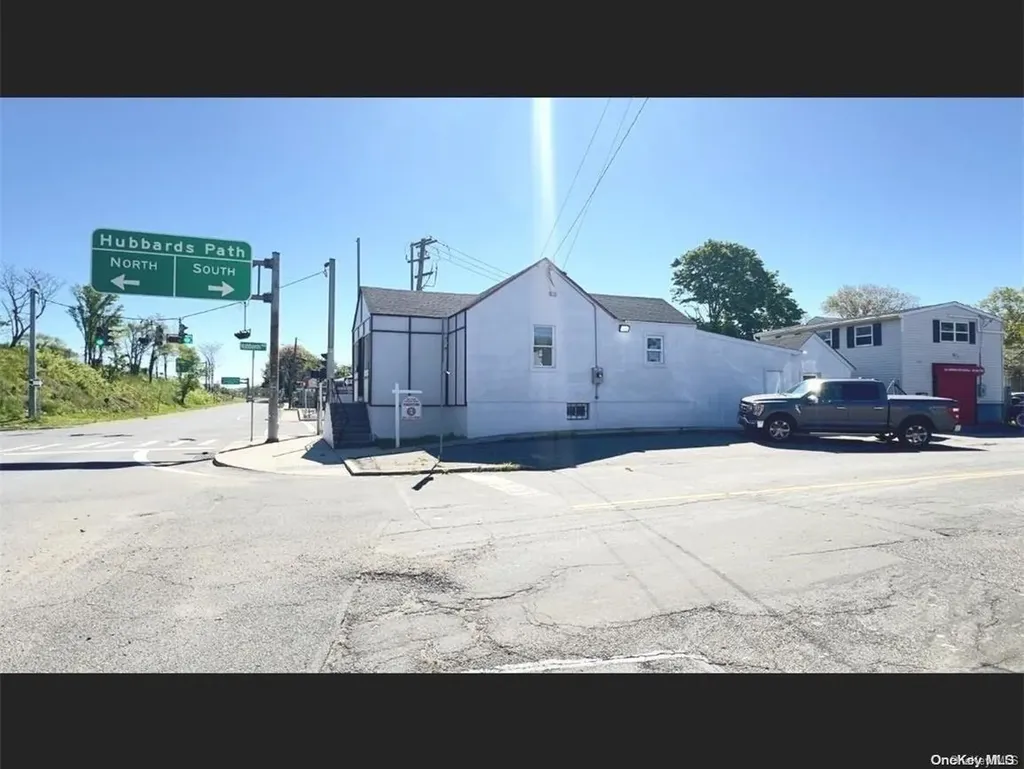 764 Sunrise West Babylon NY 11704