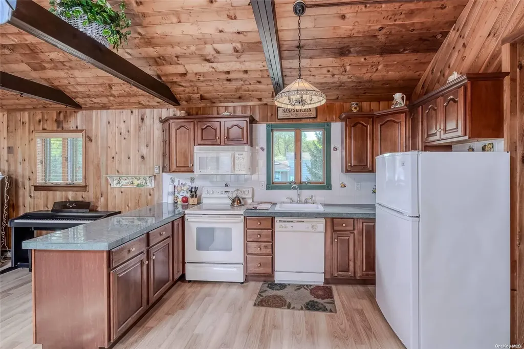 14 5th Street Wading River NY 11792