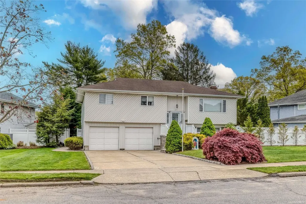 25 Lois Lane Old Bethpage NY 11804