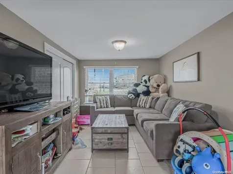 46 W Saltaire Road Lindenhurst NY 11757