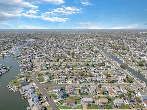 46 W Saltaire Road Lindenhurst NY 11757