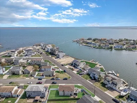 46 W Saltaire Road Lindenhurst NY 11757