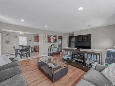 46 W Saltaire Road Lindenhurst NY 11757