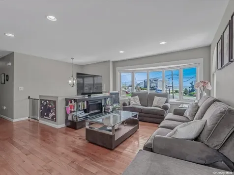 46 W Saltaire Road Lindenhurst NY 11757