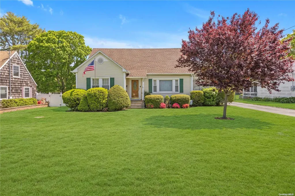 42 Fairway Avenue Riverhead NY 11901