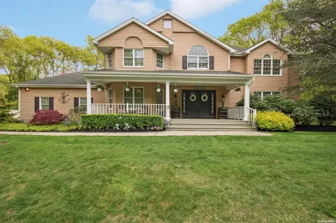 11 Gateway Lane Manorville NY 11949