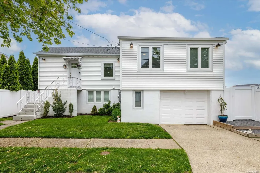 10 E Santa Barbara Road Lindenhurst NY 11757