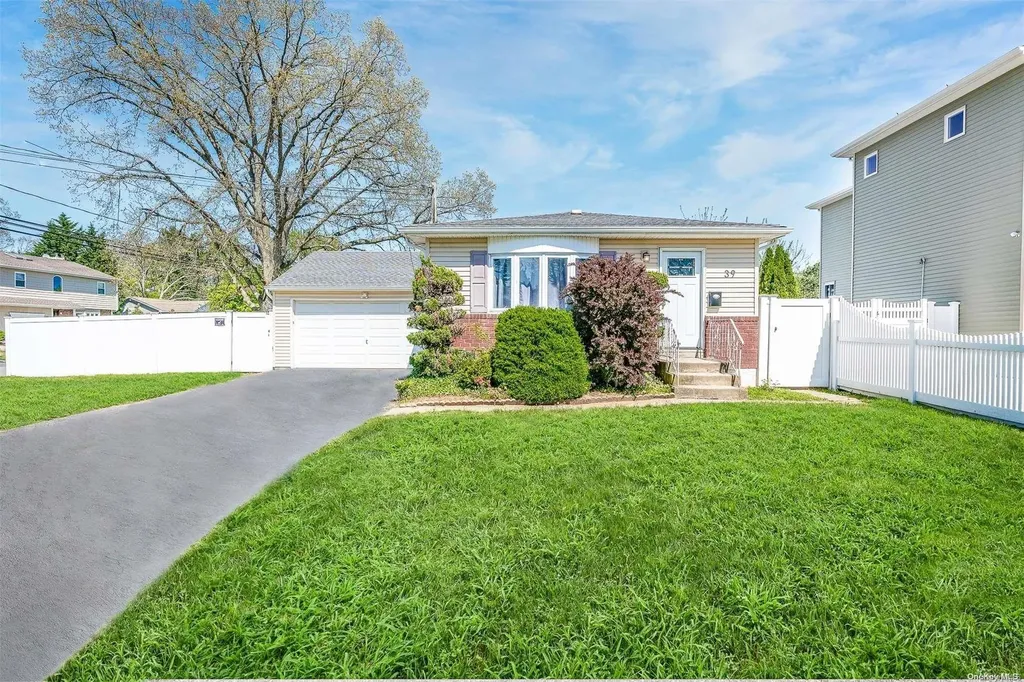 39 Colonial Road West Babylon NY 11704