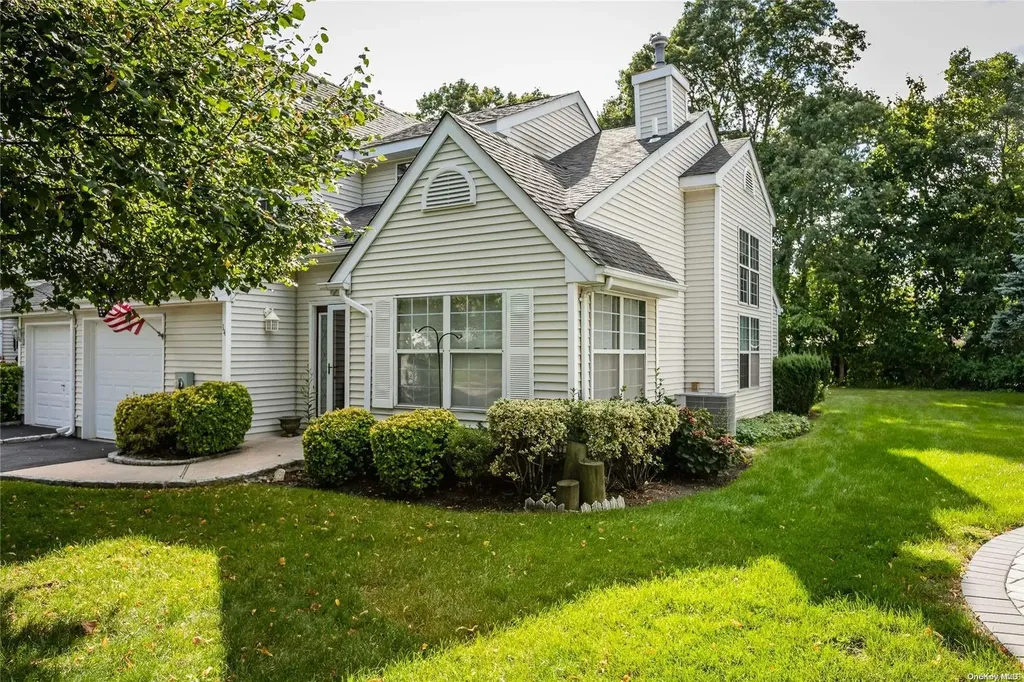 14 Mystic Circle Bay Shore NY 11706