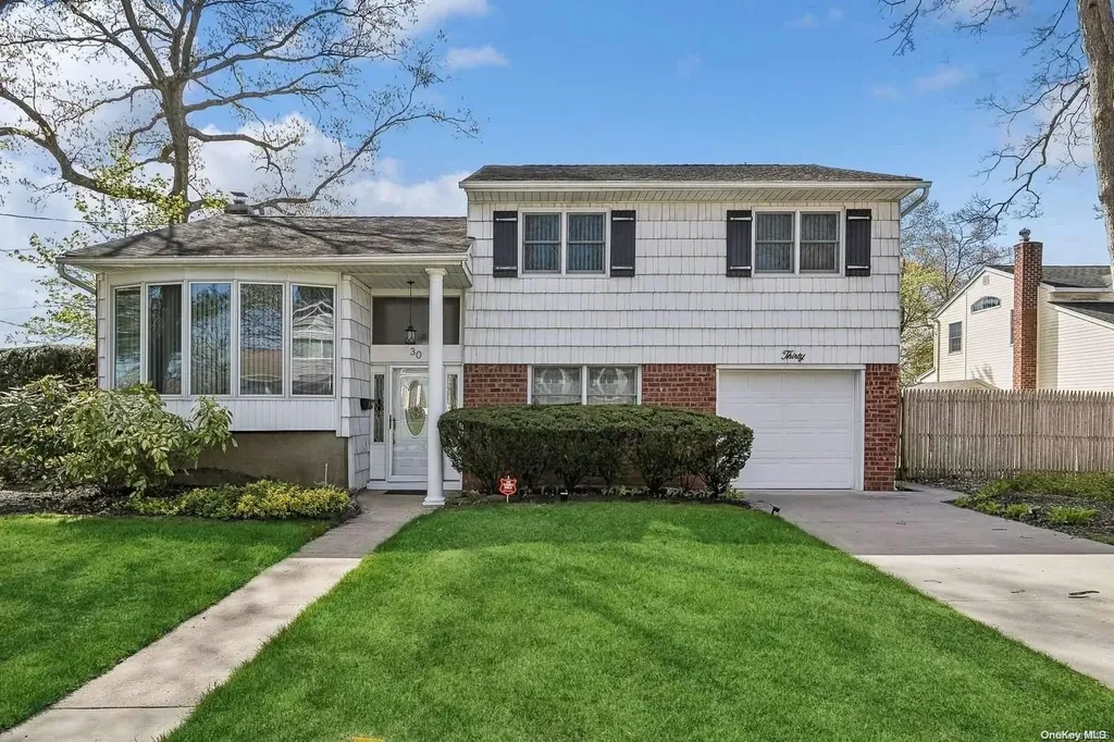 30 Oakwood Lane Plainview NY 11803