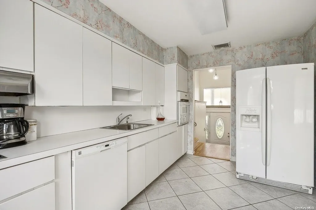 30 Oakwood Lane Plainview NY 11803
