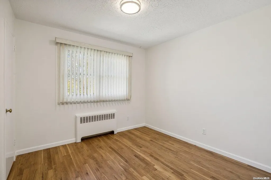 30 Oakwood Lane Plainview NY 11803
