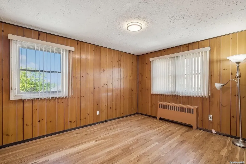 30 Oakwood Lane Plainview NY 11803