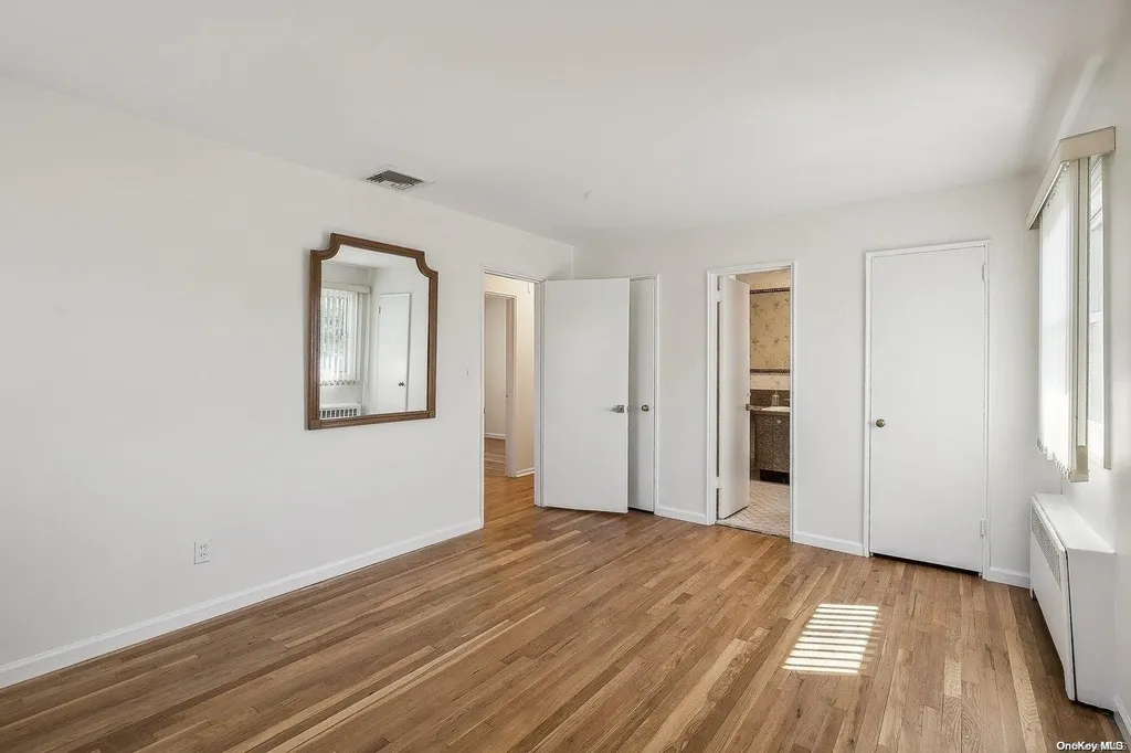 30 Oakwood Lane Plainview NY 11803
