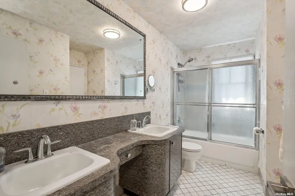 30 Oakwood Lane Plainview NY 11803