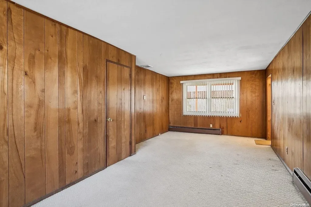 30 Oakwood Lane Plainview NY 11803