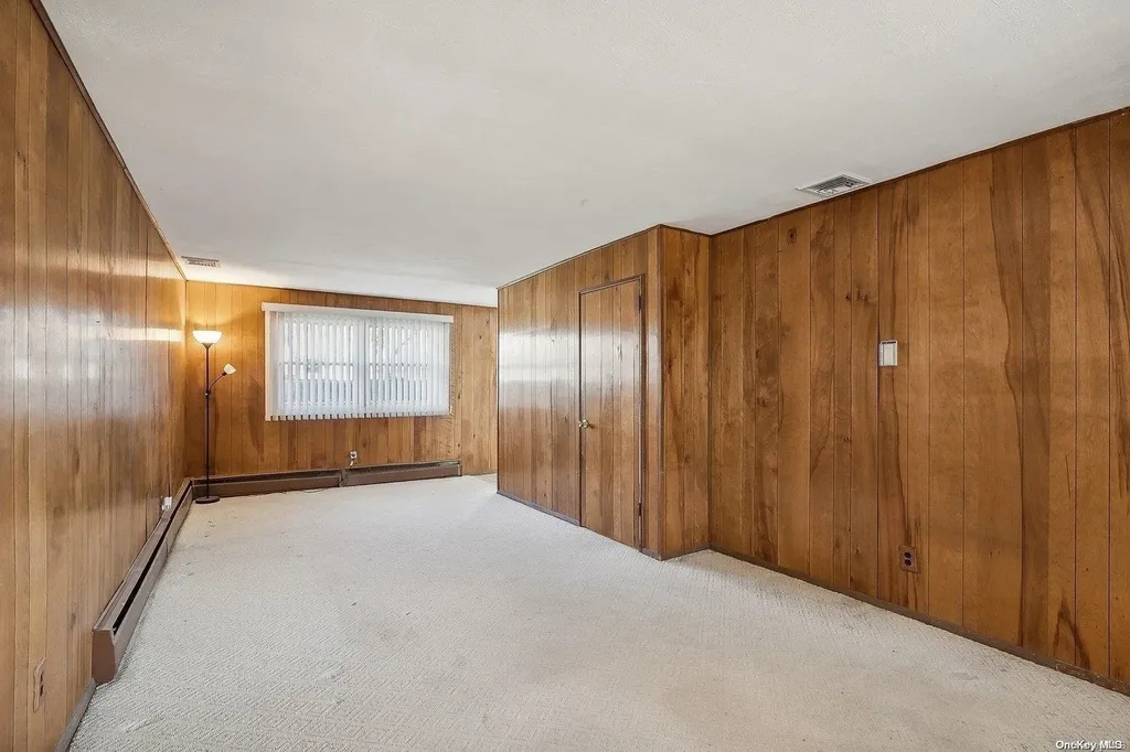 30 Oakwood Lane Plainview NY 11803