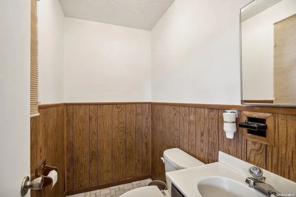 30 Oakwood Lane Plainview NY 11803