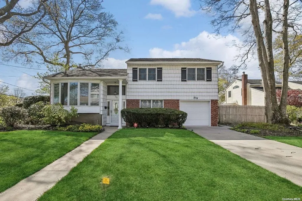 30 Oakwood Lane Plainview NY 11803