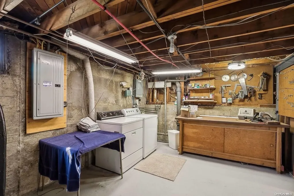 30 Oakwood Lane Plainview NY 11803