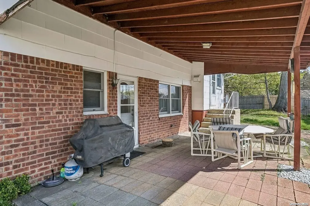 30 Oakwood Lane Plainview NY 11803