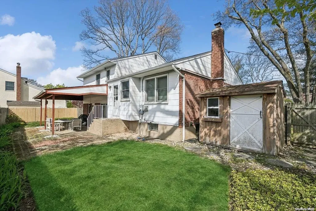 30 Oakwood Lane Plainview NY 11803