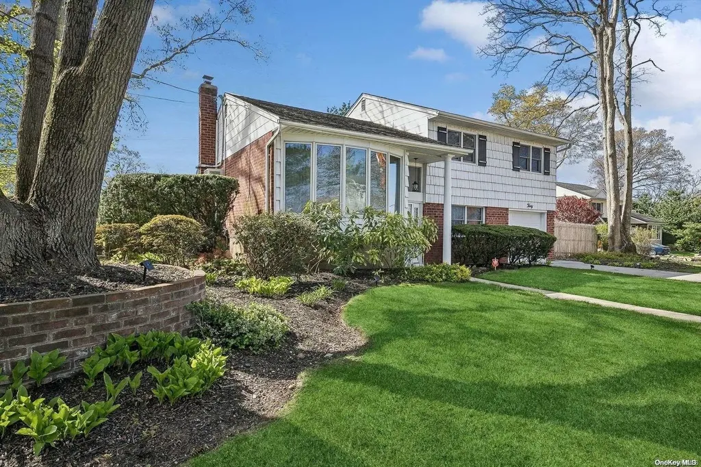 30 Oakwood Lane Plainview NY 11803