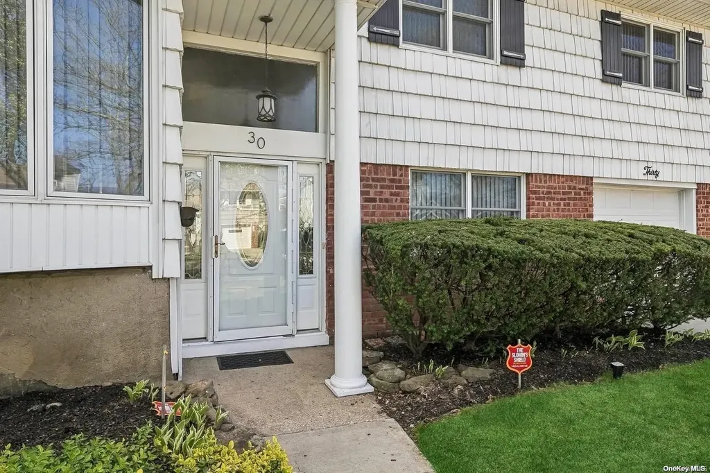30 Oakwood Lane Plainview NY 11803