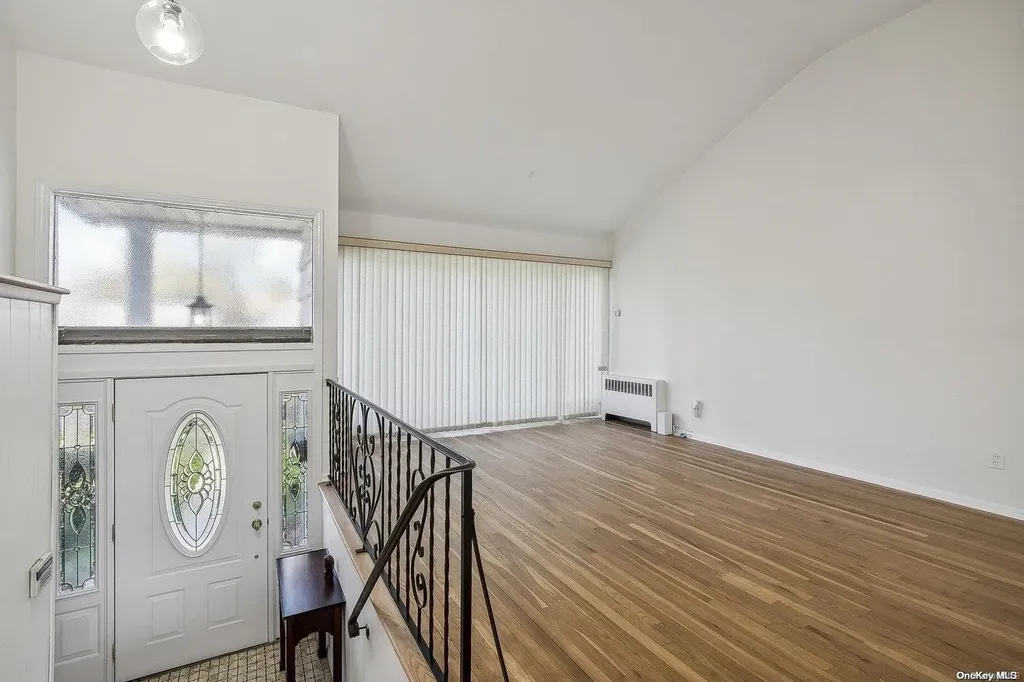 30 Oakwood Lane Plainview NY 11803