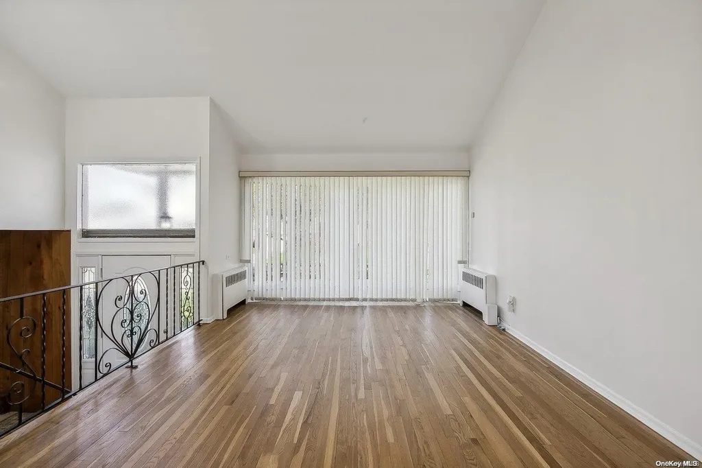 30 Oakwood Lane Plainview NY 11803