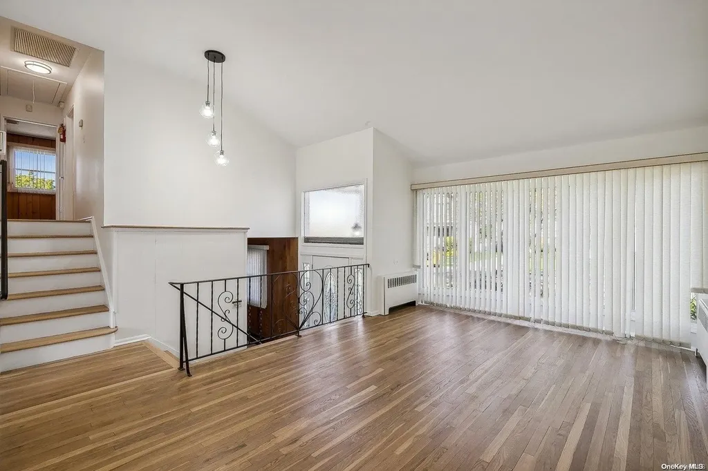 30 Oakwood Lane Plainview NY 11803
