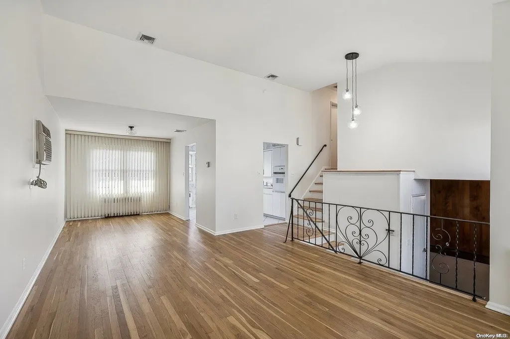 30 Oakwood Lane Plainview NY 11803