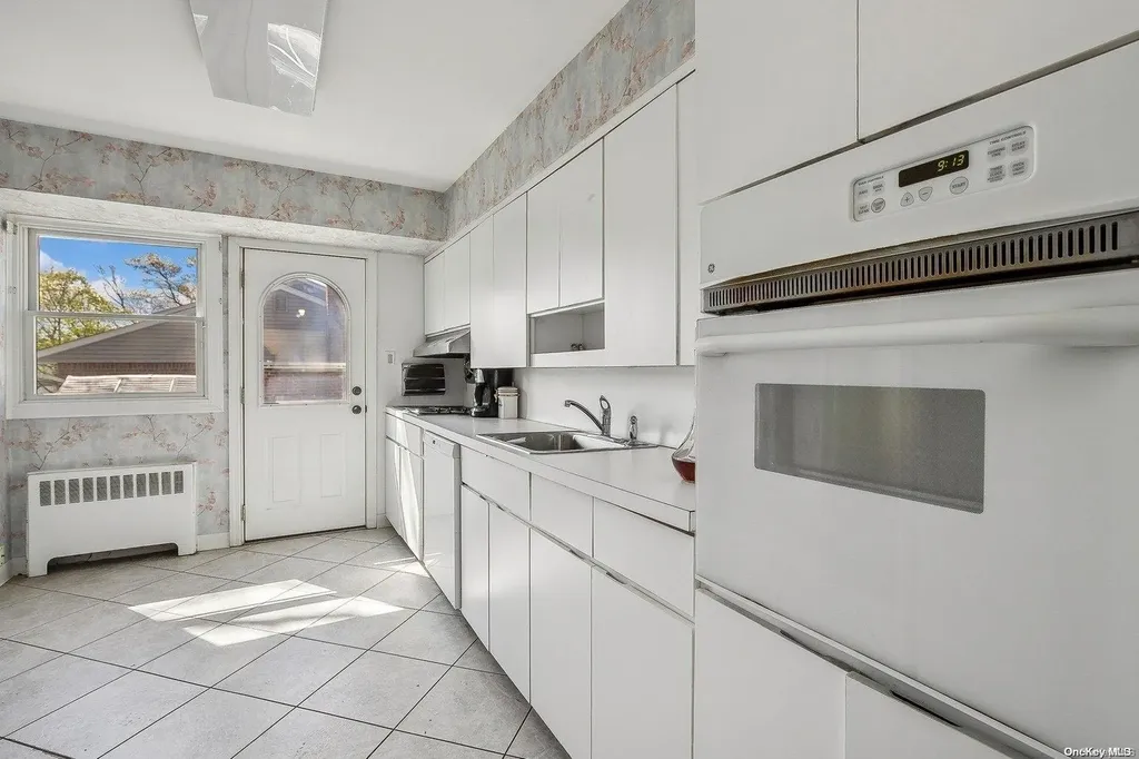 30 Oakwood Lane Plainview NY 11803