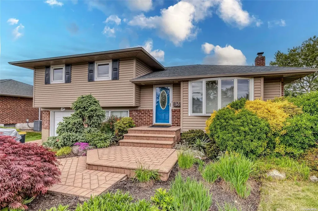14 Eleanor Lane Plainview NY 11803