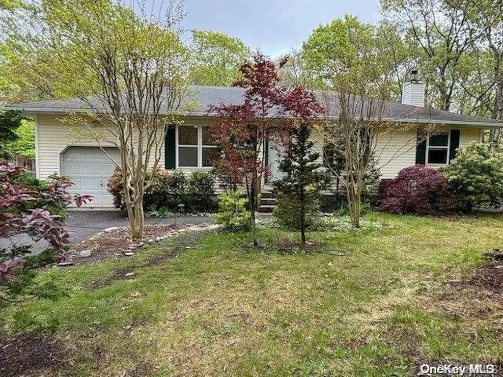 82 Ellen Street Riverhead NY 11901