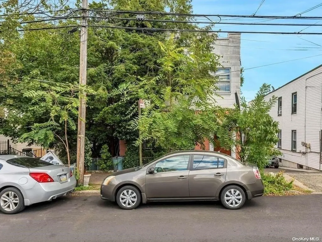 829 Pine Street Brooklyn NY 11208