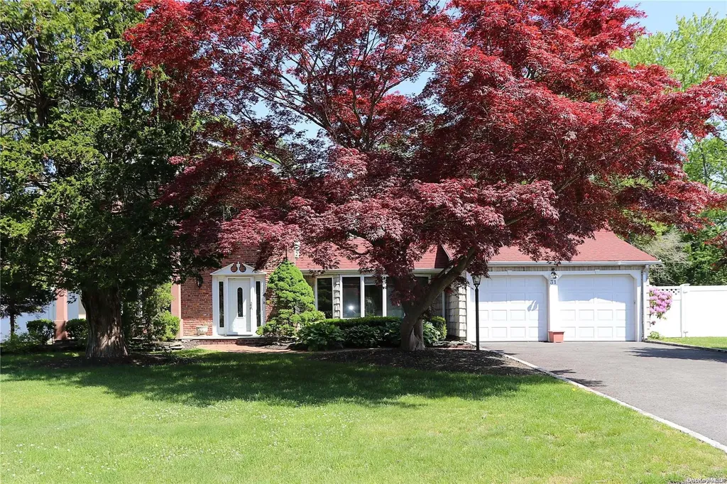 31 Hyde Lane Coram NY 11727