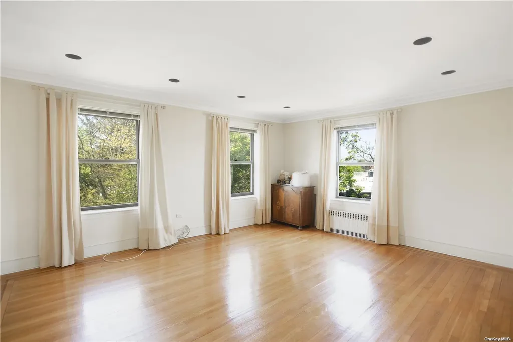37 Brompton Road Great Neck NY 11021