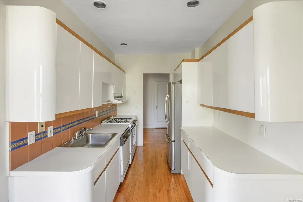 37 Brompton Road Great Neck NY 11021