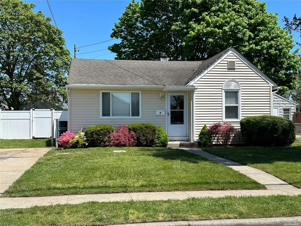 9 Washington Drive Lindenhurst NY 11757