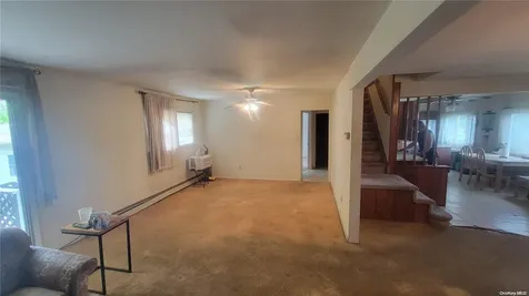 125 W Alhambra Avenue Lindenhurst NY 11757