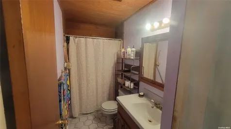 125 W Alhambra Avenue Lindenhurst NY 11757