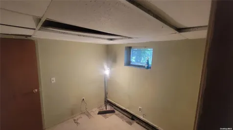 125 W Alhambra Avenue Lindenhurst NY 11757