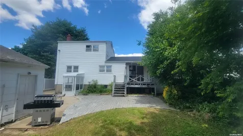 125 W Alhambra Avenue Lindenhurst NY 11757