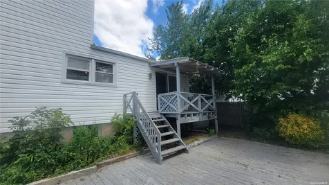 125 W Alhambra Avenue Lindenhurst NY 11757
