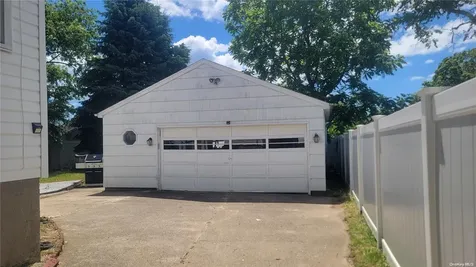 125 W Alhambra Avenue Lindenhurst NY 11757