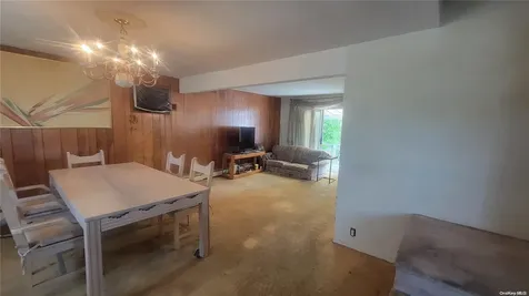 125 W Alhambra Avenue Lindenhurst NY 11757