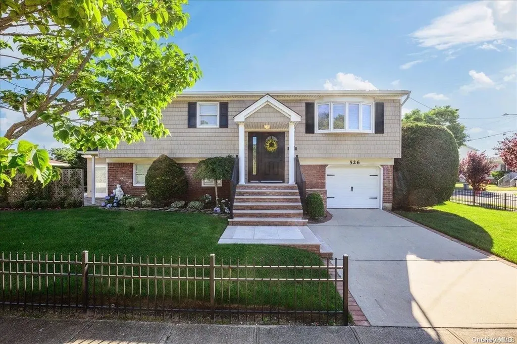 526 Beacon Avenue Lindenhurst NY 11757